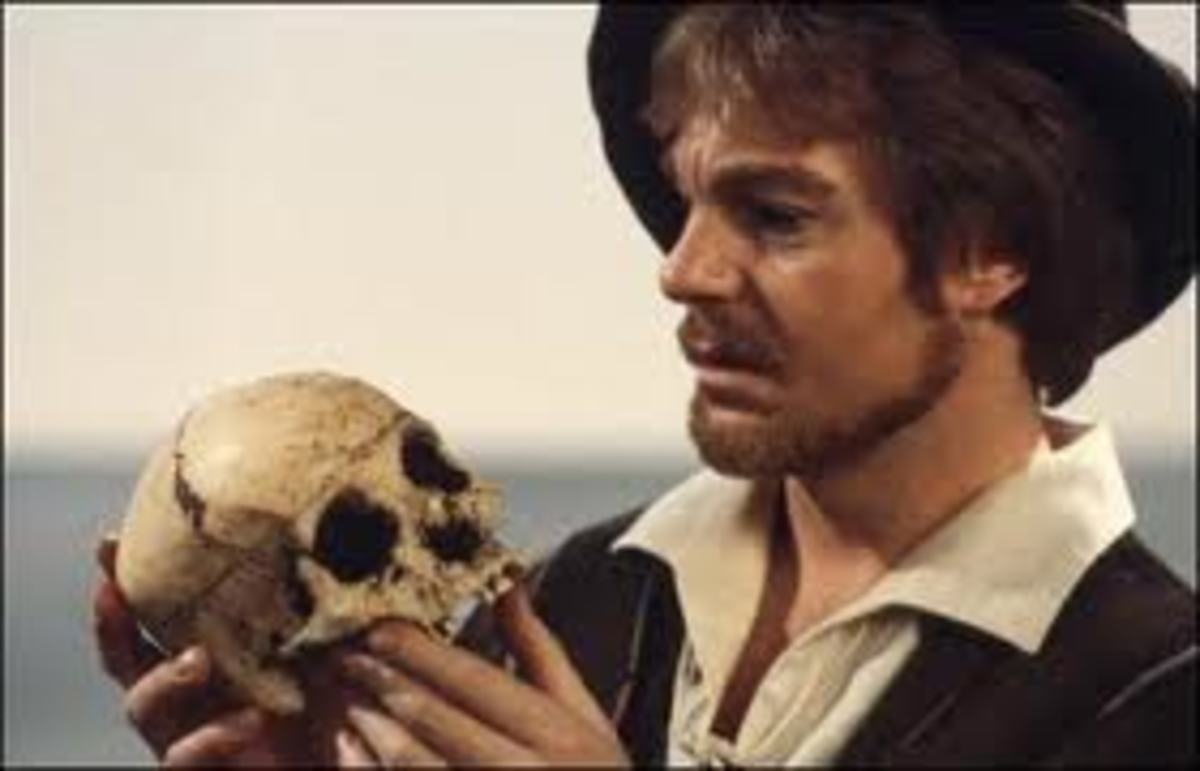 Гамлет не изучает никаких черепов во время своего знаменитого монолога, но оба инцидента в пьесе подчеркивают озабоченность Гамлета смертью. 