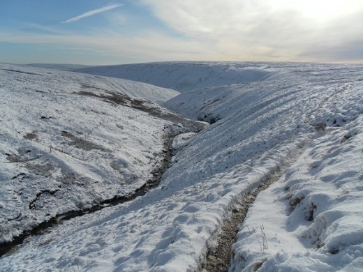 Pendle, stream in snow (P10) 