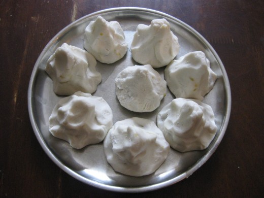 Fold the edges of the dough cakes and create turnip-like dumplings. 