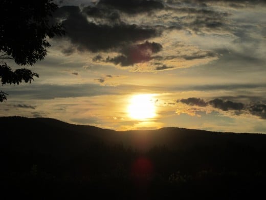 Beautiful Sunsets over the White Mountains in North Conway, NH await you! This is a great spot for the perfect Honeymoon!