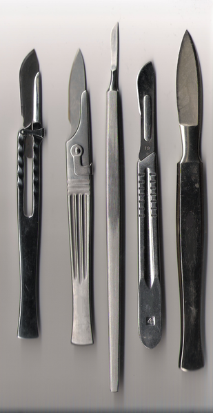 Some examples of the diffeernt kinds of scalpels at a surgeons disposal