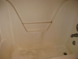 pic of dirty shower/tub