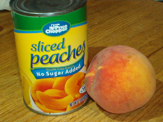 Both fresh and canned peaches are gluten free. 