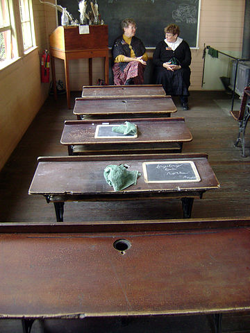 Old School by By The B's (Flickr) [CC-BY-2.0 (http://creativecommons.org/licenses/by/2.0)], via Wikimedia Commons