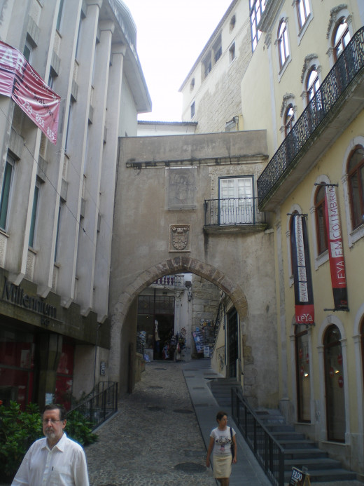 Almedina Gate
