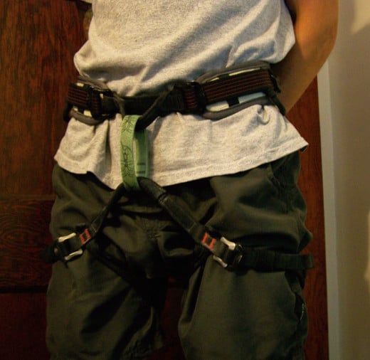 A well fitted harness which sits well above the hips and fits snugly around the waist and thighs.