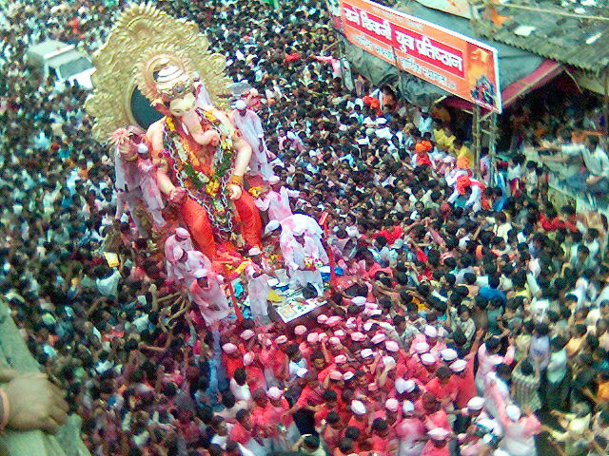 Ganesh Idol siendo tomado para la inmersión en una procesión