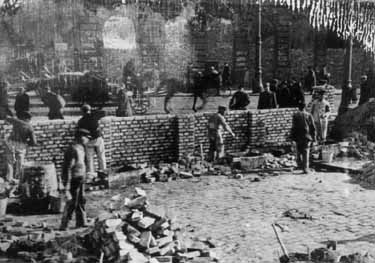 Construction of the wall at the Warsaw ghetto