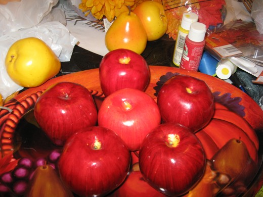 Arrange 6 apples and glue.