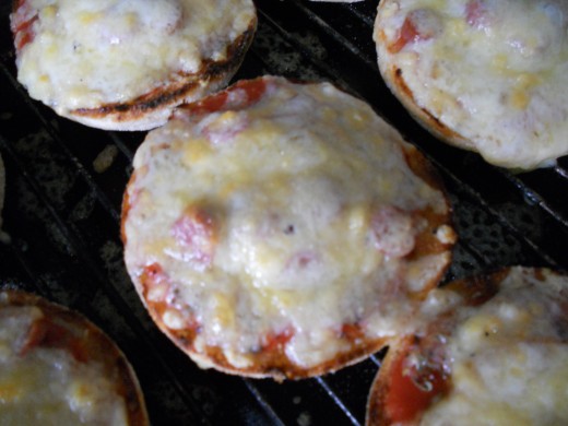 Mini bread muffin pizzas are quick, easy to make and taste delicious! What more could you want?