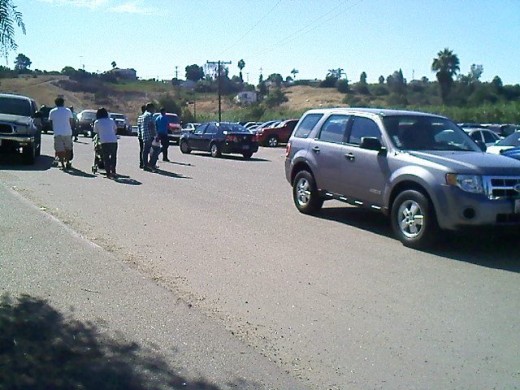 Still walking. While cars continuously arrives looking for a parking spot, some people like us (and them) are heading to the Swap Meet entrance.