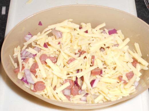 Mix the cheese, onion, and other toppings in a bowl.
