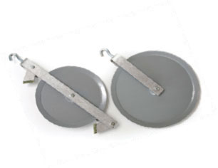Two large pulleys are used one with a brake Two large pulleys are used one with a brake