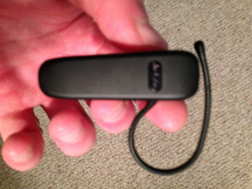 After disconnecting the headset from the charger, it automatically turns off.