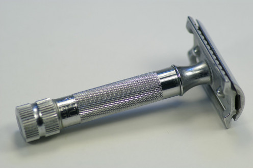 A double edge safety razor