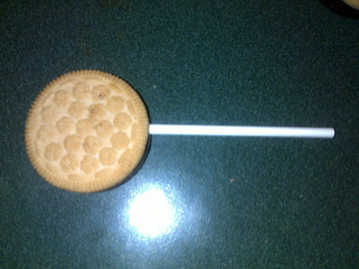 place a lollipop stick in the creme part
