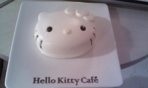 A Hello Kitty cheesecake that looks like Hello Kitty! 