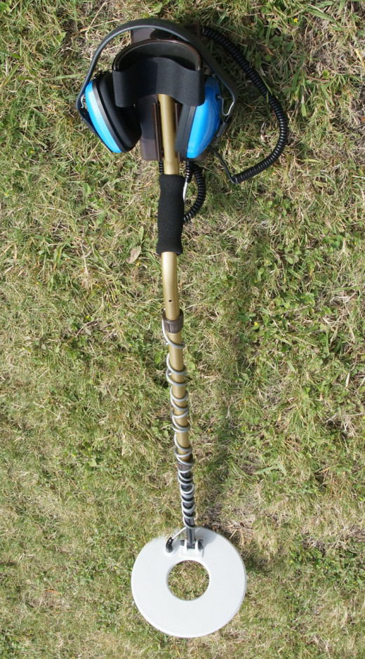 The fully assembled Tesoro Sand Shark unit, showing the 3-piece adjustable shaft.  The control box can be located lower on the shaft as well or it can be mounted on a waist belt.