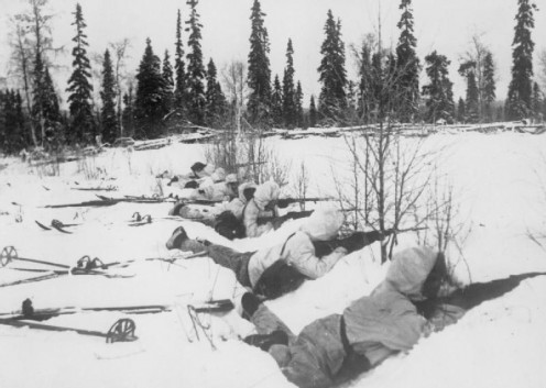 Finnish soldiers waiting for Soviet troops in the winter of 1940.