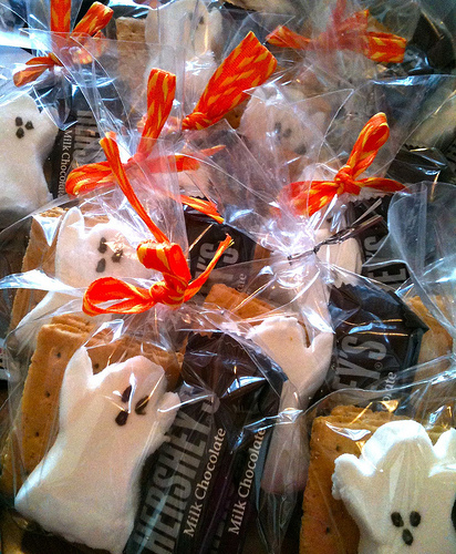 The ghost marshmallows and orange ribbons are a great touch for Halloween.