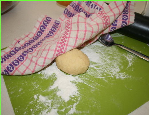 After ten minutes working the dough, it must rest for one hour