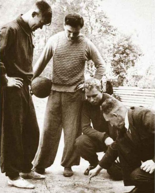 Arkadiev outlining his theory to his players