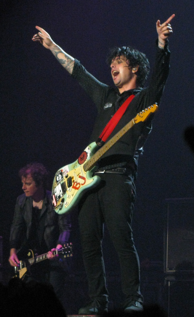 Green Day Concert (21st Century Breakdown Tour) @ Bell Center , Montreal, Canada on 18th July 2009. Green Day vocalist Billie Joe Armstrong gets the crowd singing to American Idiot.