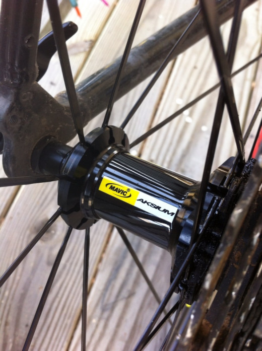 Mavic Aksium Road Wheel Set, Direct Pull Spokes, Cartridge Bearings, Bladed Spokes