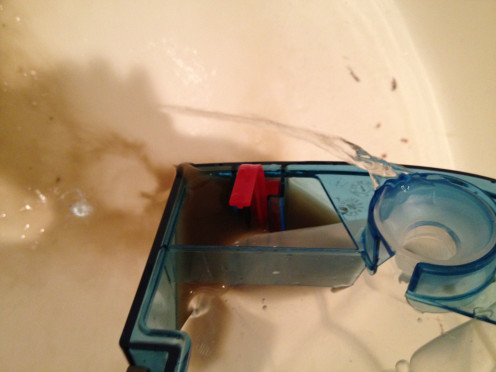 Empty the dirty water and any remaining clean water when you are finished using the machine.