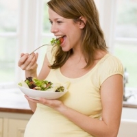 A healthy diet is an important factor in maintaining healthy skin during pregnancy. 