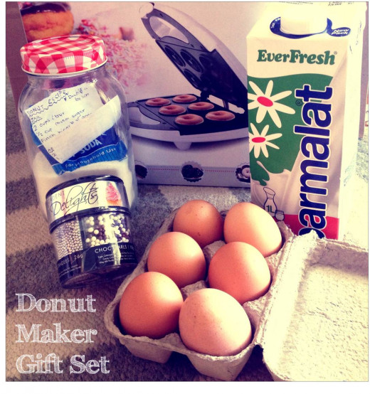 Donut maker gift set: cheap and easy gift idea