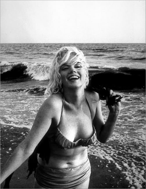 Marilyn Monroe is 1960s swimwear and looked great!