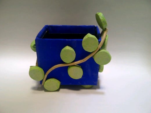 The result: A pencil holder twinned by an ivy.
