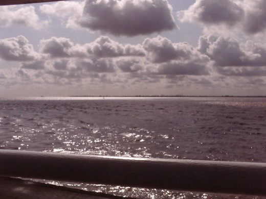 A picture of the river humber on a once sunny day on the river of poo.