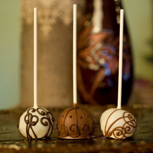 Brownie pops are available in lovely chocolatey designs which prove a treat to the eye and your taste buds as well