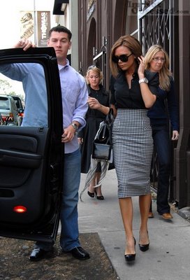 The icon of style Victoria Beckham as always looks perfect. Her combination of choice is black shirt and a high waisted checked skirt.
