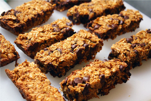These chocolate chip granola bars are so easy that you can make them yourself!