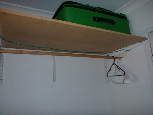 DIY: Shelf, with the bar and line for hanging washing.
