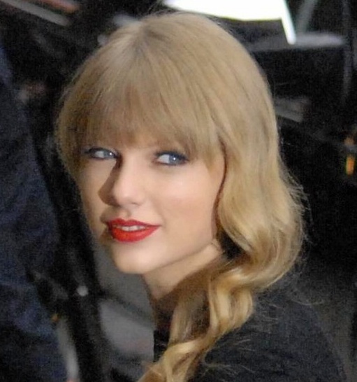 Taylor Swift Makeup Tips. Red Lips and Peachy Pink Cheeks
