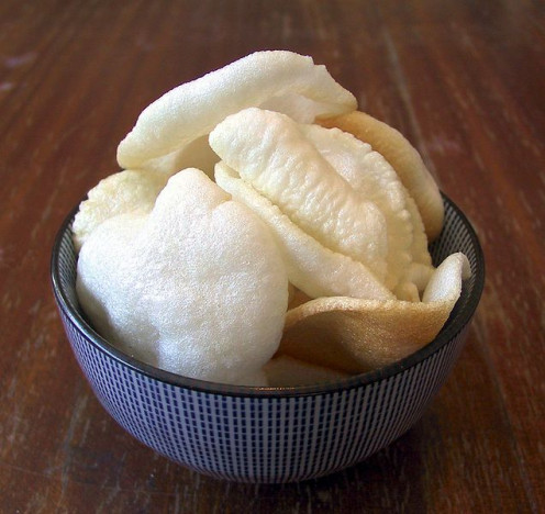 Snack crackers in an Aaian bowl.