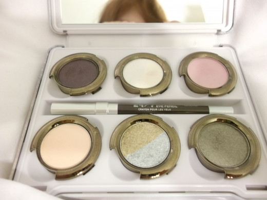 Urban Decay Oz The Great and Powerful Glinda Eye Shadow Palette. The colors. From top left to bottom right: Tornado, Aura, Magic, Illusion, Oz, South.
