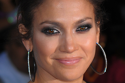 Jennifer Lopez sporting a warm smokey eye
