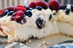Pavlova ~ Baked Meringue with Cream and Fruit
