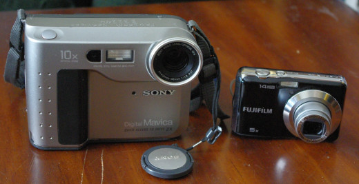 The Mavica next to a newer generation compact digital camera. 