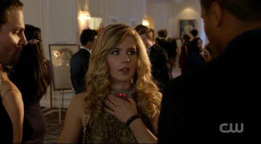 Hot Felicity should not have worn that necklace with that dress.
