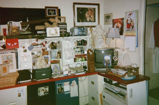 North wall.  This has the desk set-up I had in the camper...plus an antique hutch over it.