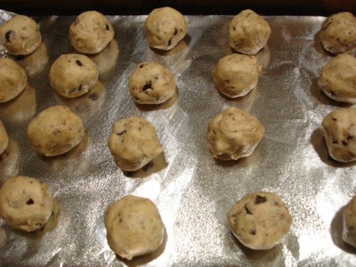 Rolling the cookies without eggs balls