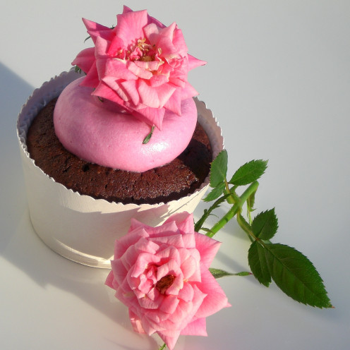 indulge in some delicious nibbles after your spa and these homemade cupcakes using chocolate and rosewater are just the ticket.