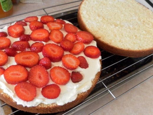 Spread cream on the bottom layer and add strawberry slices