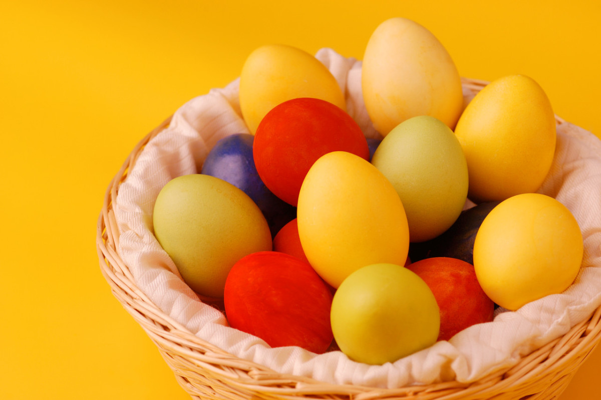 10 Unique Ideas for Dyeing Easter Eggs (Silk Ties, Shaving Cream, Koolaid and More)